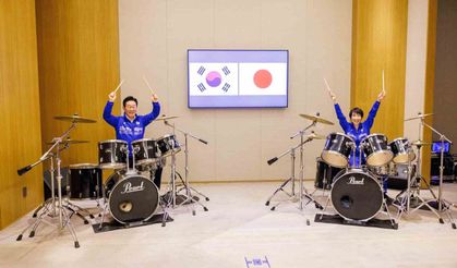 Japonya ve Güney Kore liderlerinden K-pop şarkıları eşliğinde bateri şov