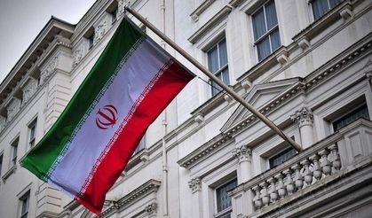 Londra'da göstericiler İran Büyükelçiliği'nde 1979 devrimi öncesine ait İran bayrağı açtı