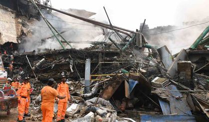 Pakistan'da alışveriş merkezinde yangın: 1'i itfaiye eri 6 ölü