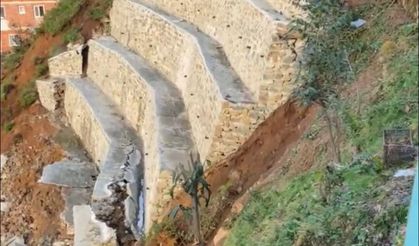 Rize'de istinat duvarı çöktü: 2 ev boşaltıldı