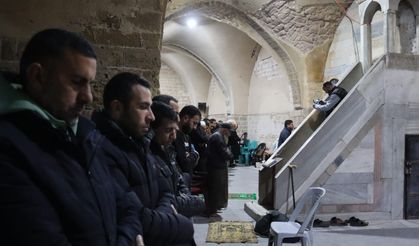 Gazze'deki Büyük Ömer Camii'nde teravih namazı kılındı