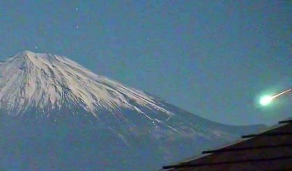 Japonya'daki Fuji Dağı semalarını aydınlatan meteor görsel şölen yaşattı