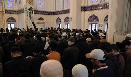Japonya'daki Tokyo Camii'nde bayram namazı yoğun katılım nedeniyle 5 kez kılındı