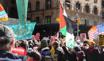 Manhattan'da 'Krallara Hayır' protestosunda on binlerce kişi yürüdü