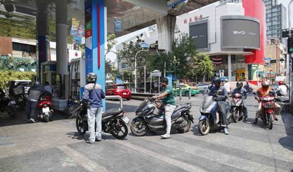 Tayland'da akaryakıt krizi: Sürücüler istasyonlara akın etti