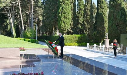 Aliyev, merhum Cumhurbaşkanı Haydar Aliyev'i mezarı başında andı