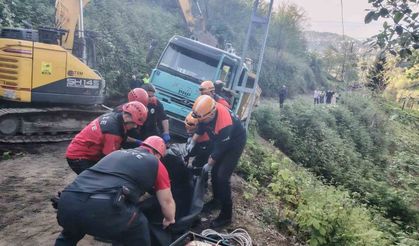 Rize'de iş kamyonu devrildi: Sürücü öldü