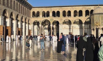 Suriye'de binlerce kişi tarihi Emevi Camii'nde bayram namazı kıldı