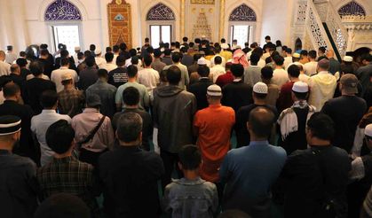Tokyo Camii'nde bayram namazı yoğun katılım nedeniyle 3 kez kılındı