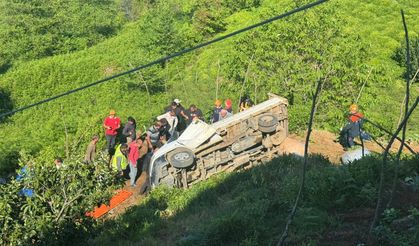 Rize'de Araç Çaylığa Yuvarlandı