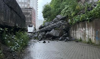 Hopa'da yağış sonrası heyelan: Dev kayalar yolu kapattı