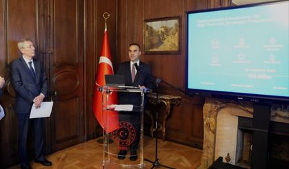 Bakan Kacır: 'Fransa'daki 1 milyar doları aşan Türk yatırımları ve burada yaşayan 800 binden fazla vatandaşımız ülkelerimiz arasındaki bağları daha da zenginleştirmektedir'