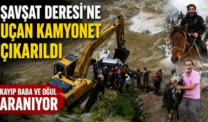 Deresiye uçan kamyonet çıkarıldı, baba ve oğul aranıyor