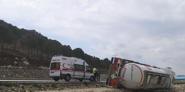 Burdur’da akaryakıt tankeri şarampole devrildi: 1 yaralı