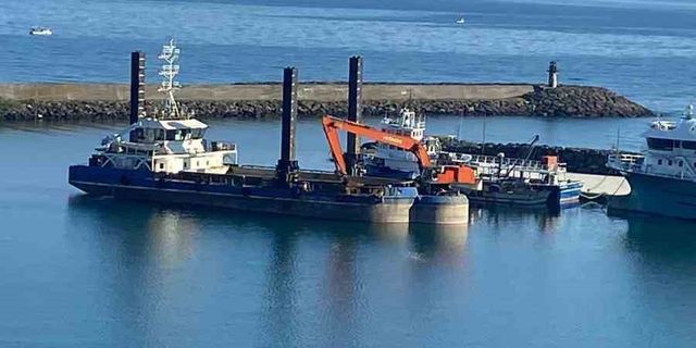 Balıkçı tekneleri limanlarına daha rahat yanaşması için liman içlerinde dip temizliği başlatıldı