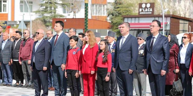 Burdur’da 23 Nisan kutlamaları çerçevesinde çelenk sunma töreni gerçekleştirildi