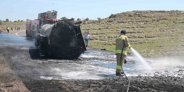 Ham petrol yüklü tır kamyonetle çarpıştı: 2 ölü, 4 yaralı