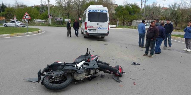 Hız motosikleti minibüse çarptı: 1 ağır yaralı