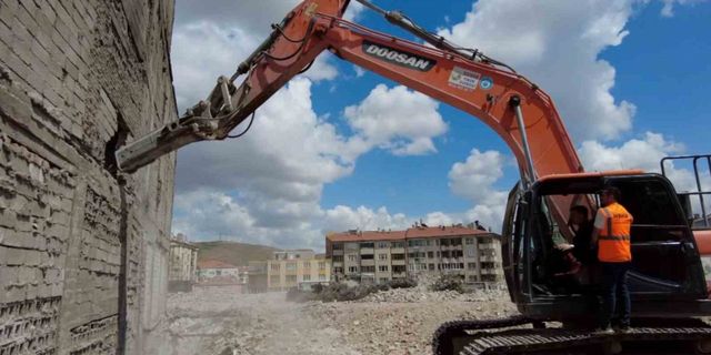 Başkan Dinçer, kentsel dönüşümündeki en son binayı kendisi yıktı