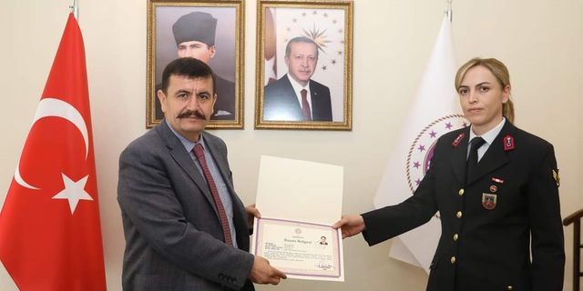 Burdur Vali Arslantaş, deprem bölgesinde görev yapan tüm personeli “başarı belgesi” ile ödüllendirdi.