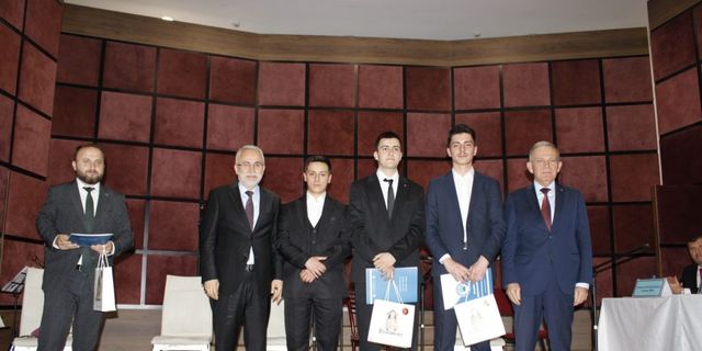 Ezbere 40 Hadis Okuma Yarışmasında dereceye giren öğrencilere ödülleri verildi