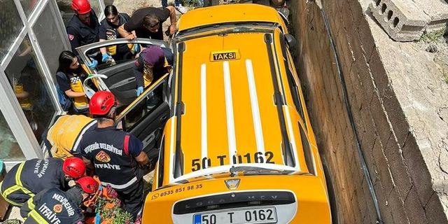 Kamyonetle çarpışan ticari taksi bahçeye düştü: 2 yaralı