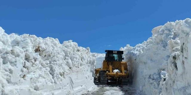 Şırnak’ta metrelerce kar yollardan temizleniyor