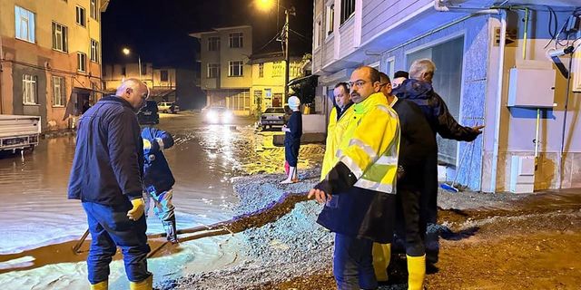Tosya Belediyesi selin vurduğu cadde ve sokakları tazyikli suyla yıkıyor