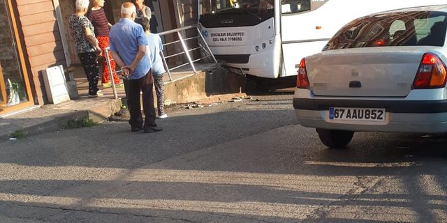 Kontrolden çıkan halk otobüsü duvara çarptı: 2 yaralı