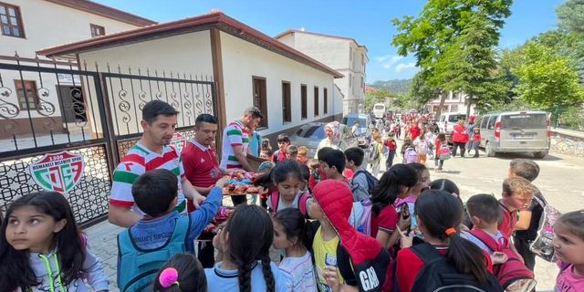 Okul çıkışı öğrencilere kek dağıttılar