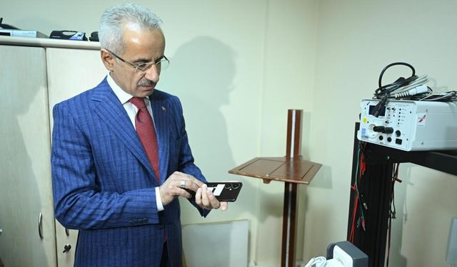 Bakan Uraloğlu Cep Telefonu Test Merkezi’ni inceledi