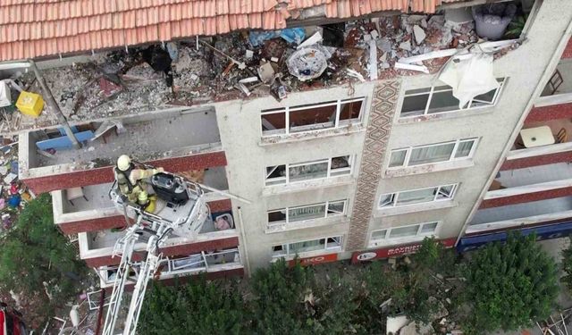 Belediye Başkanı Bahadır ve Kaymakam Boztepe patlamanın olduğu yerde incelemelerde bulundu