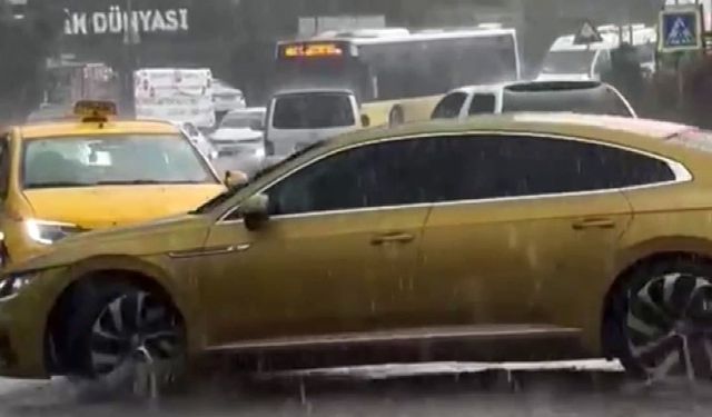Beykoz’da sağanak yağış etkili oldu: Sürücüler zor anlar yaşadı