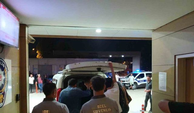 Birlikte hastaneye giden iki arkadaşın tartışması kavgaya dönüştü, o anlar kamerada