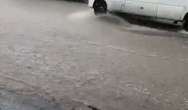 Büyükçekmece’de sağanak yağış sonrası yollar göle döndü