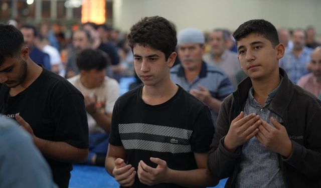 Erzincanlılar Mevlid Kandilinde camileri doldurdu