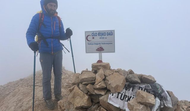 Huzurun geldiği dağlar, kamp ateşi ile aydınlanıyor