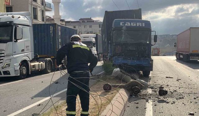 Kontrolden çıkan tır elektrik direğini devirdi