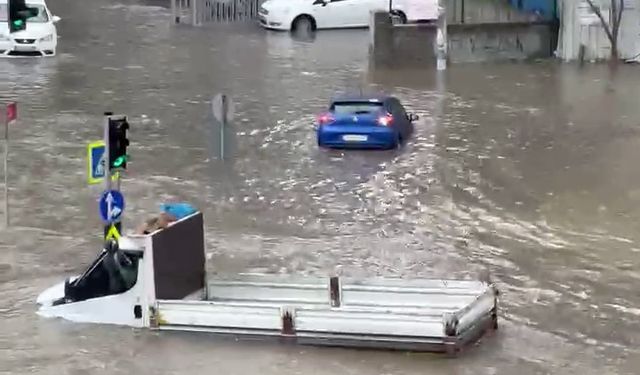 Küçükçekmece ve Başakşehir’de araçlar suya gömüldü