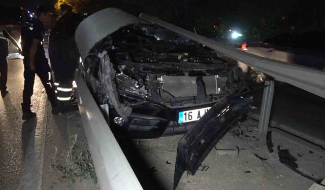 Orta refüje çarptı, otomobili bırakıp kaçtı