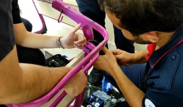Parmağını sıraya sıkıştıran liseli kızı itfaiye kurtardı