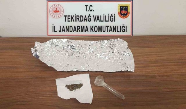 Şüpheli araçtan tabanca ve uyuşturucu çıktı