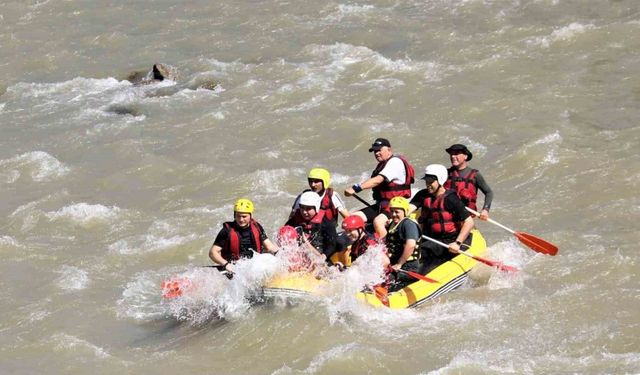 Vali Aydoğdu, Karasu Nehrinde rafting yaptı