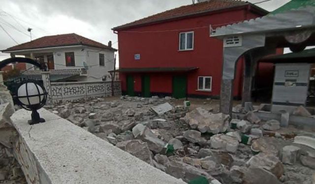Aksaray’da fırtına cami minaresini yıktı