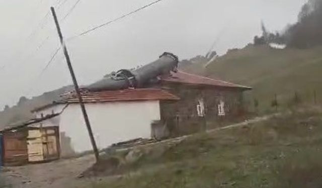 Amasya’da fırtına cami minaresini devirdi, kopan çatıyı bomba patladı zannettiler
