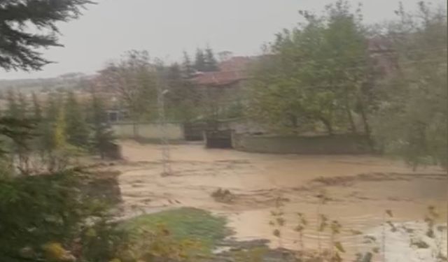 Ankara’da yağışın ardından mahalleyi su bastı