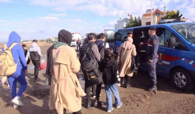 Ayvalık’ta 36 göçmen jandarmadan kaçamadı