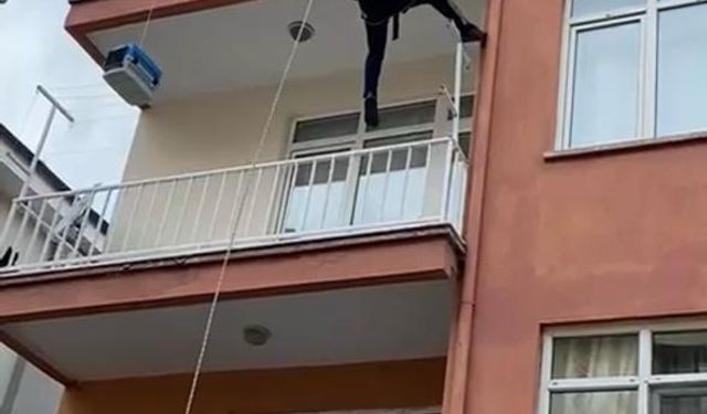 Balkonda mahsur kalan kediyi itfaiye ekipleri kurtardı