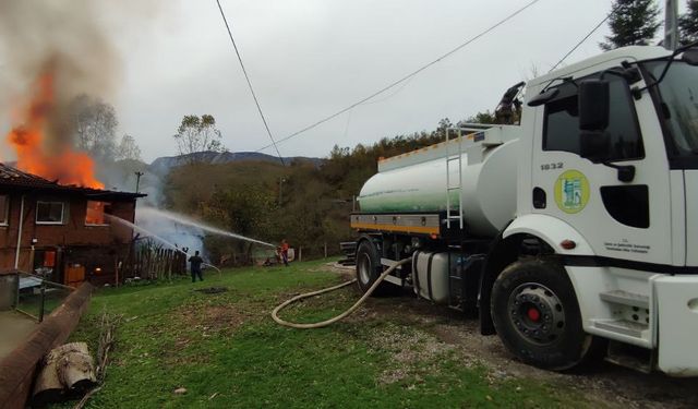 Bartın’da çıkan yangında 2 ev kül oldu