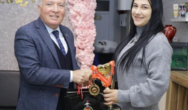 Başkan Kepenek Türkiye 2.’si olan genç kuaförü kutladı